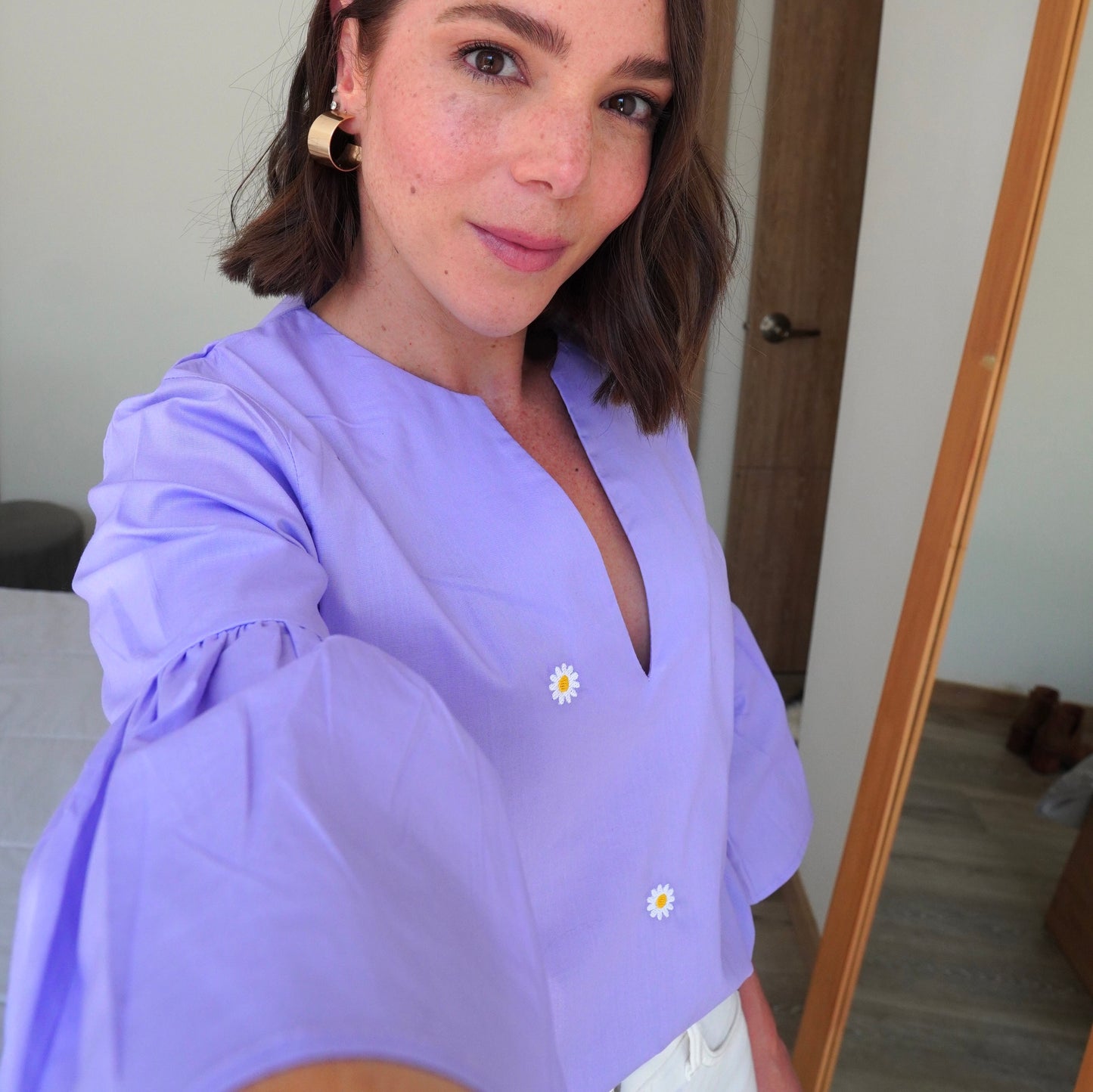 BLUSA CUELLO V CAMPANAS BORDADA