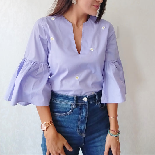 BLUSA CUELLO V CAMPANAS BORDADA