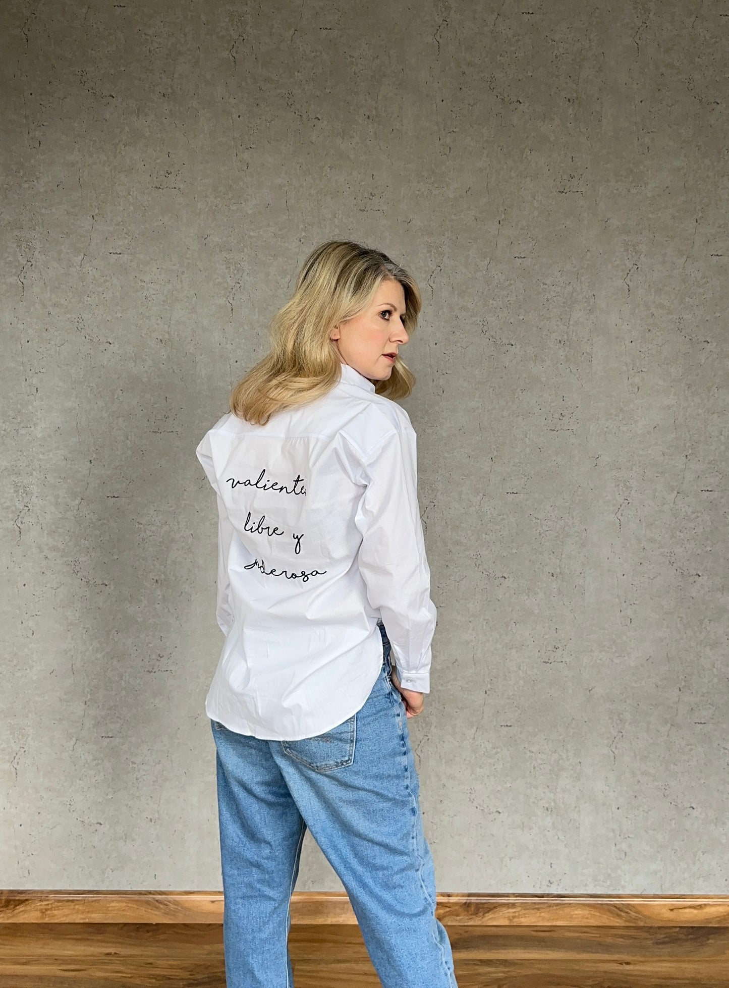 CAMISA FLORA VALIENTE BORDADA