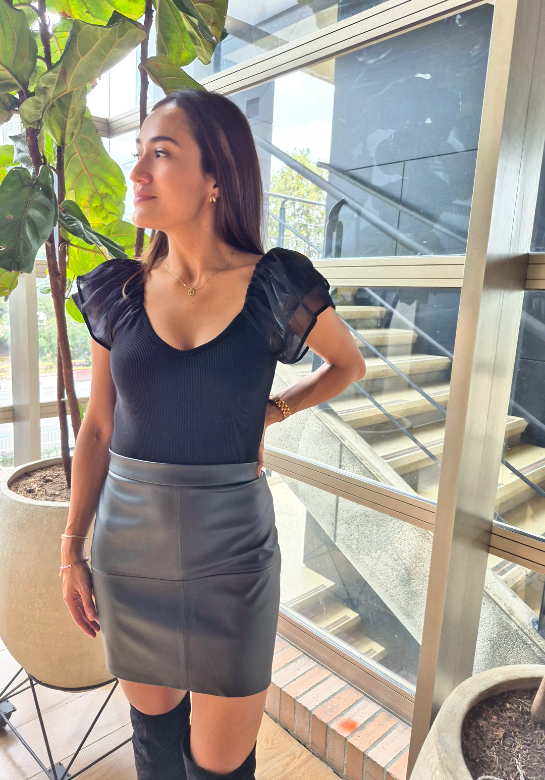 FALDA CUERINA CON CORTES